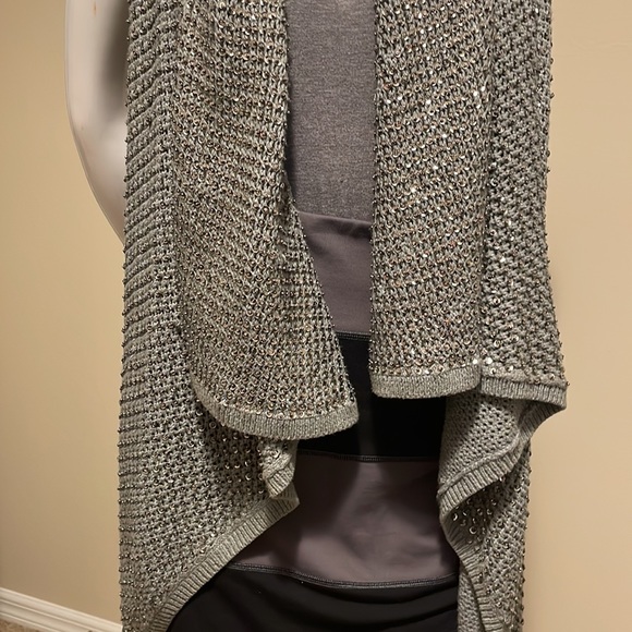 ALICE + OLIVIA FIULLY EMBELLISHED ASYMMETRICAL SLEEVELESS SWEATER WRAP NWOT M - Picture 6 of 16